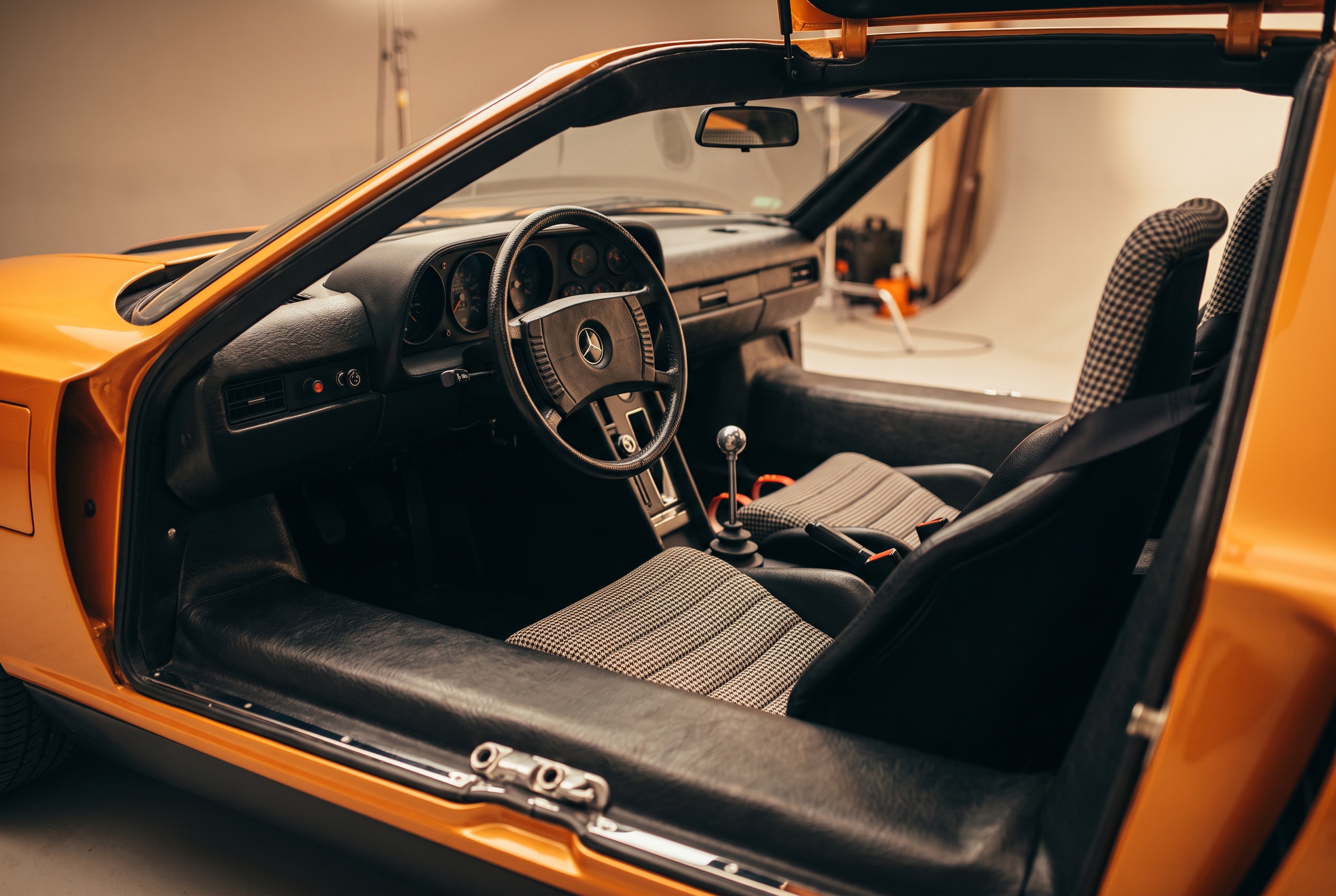 Das Cockpit des C111-II mit Hahnentritt-Sitzen und Vierspeichenlenkrad