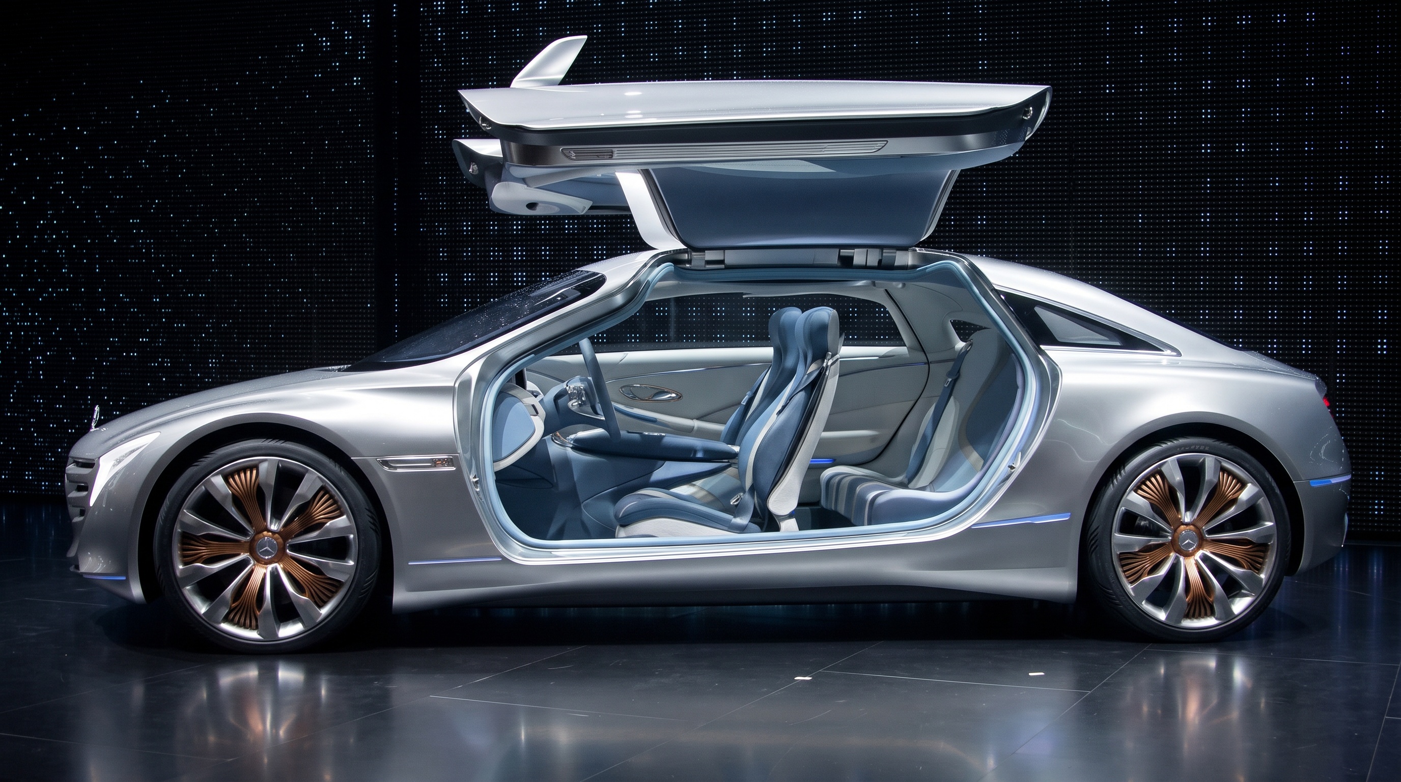 La F 125! con entrambe le porte ad ali di gabbiano alzate, che rivela l'abitacolo a quattro posti
