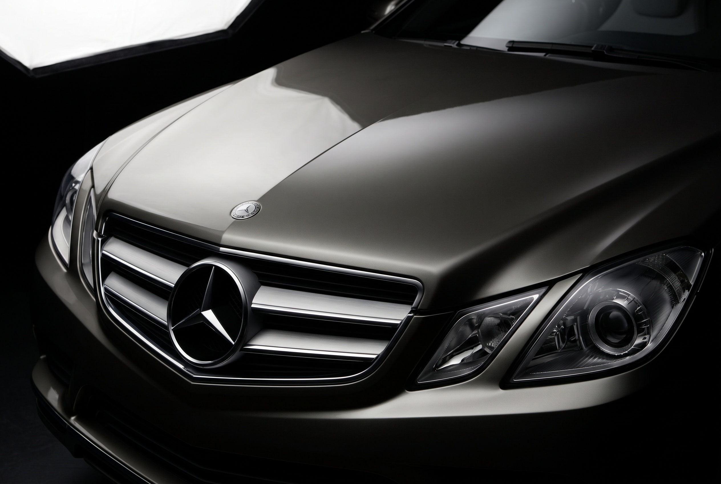 Close-up of the ConceptFASCINATION's twin headlamps and grille