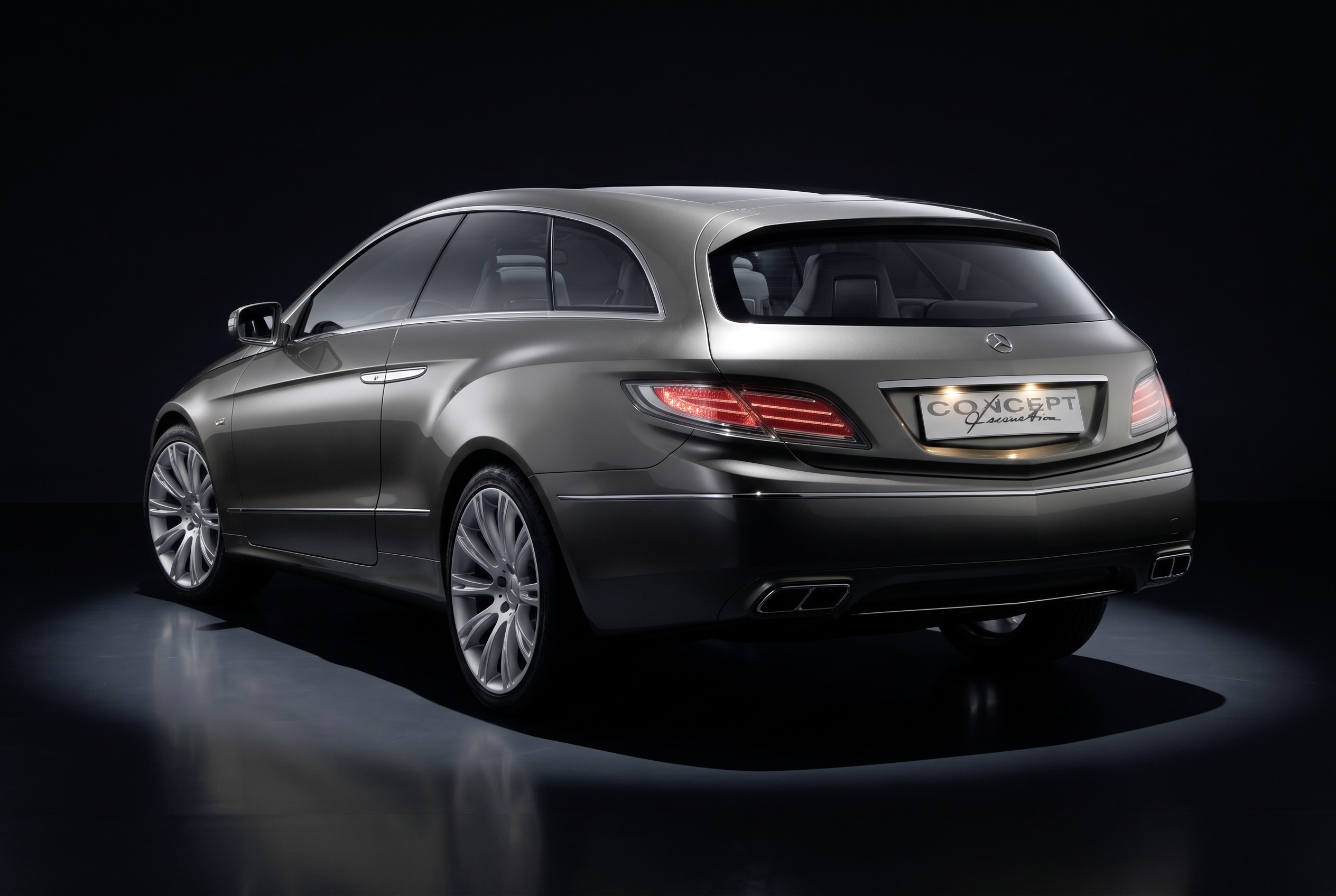 Rear view of the ConceptFASCINATION with its glass tailgate