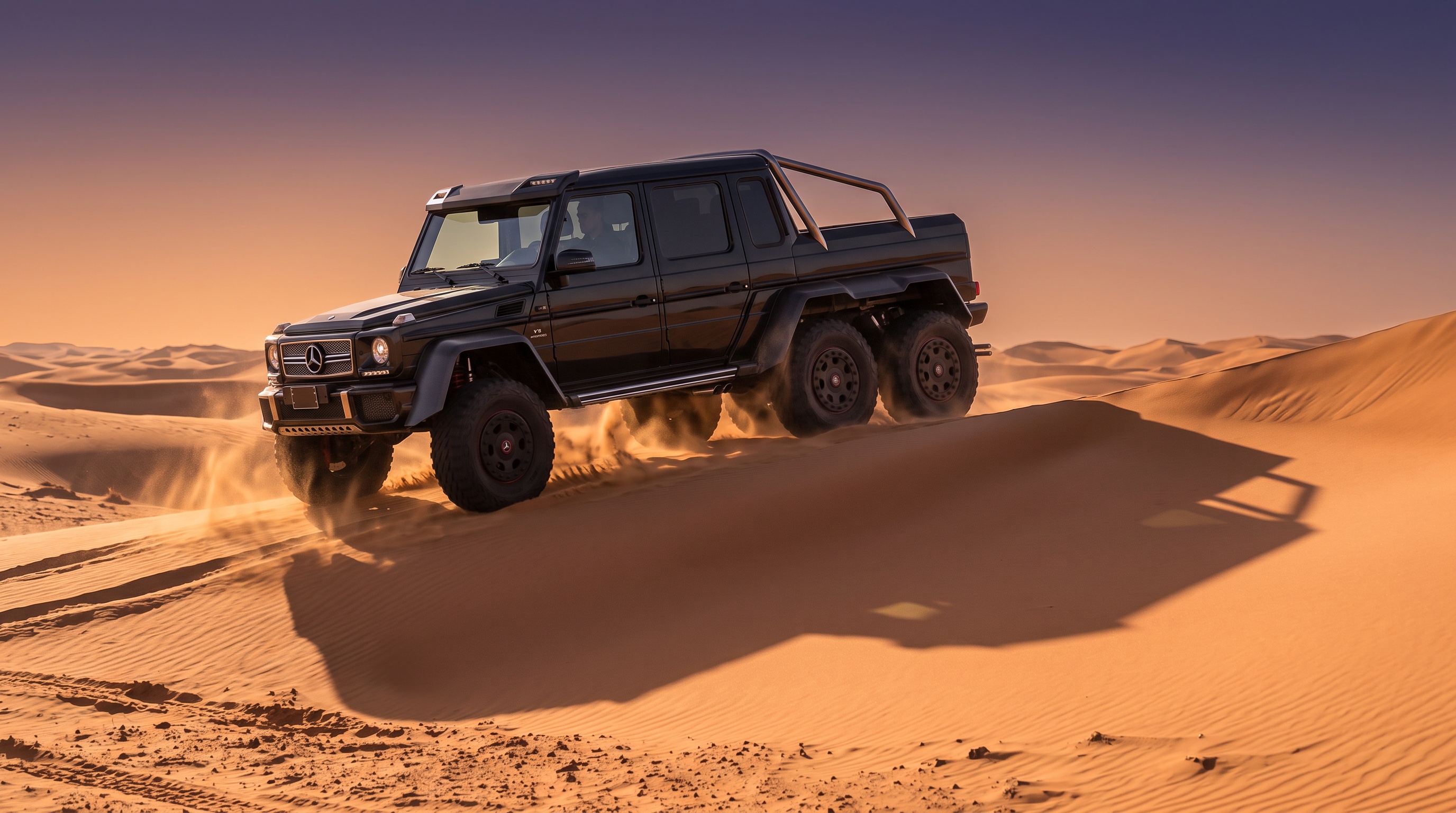 Musta G 63 AMG 6x6 nousemassa jättimäisen aavikkodyynin harjalle kultaisella hetkellä