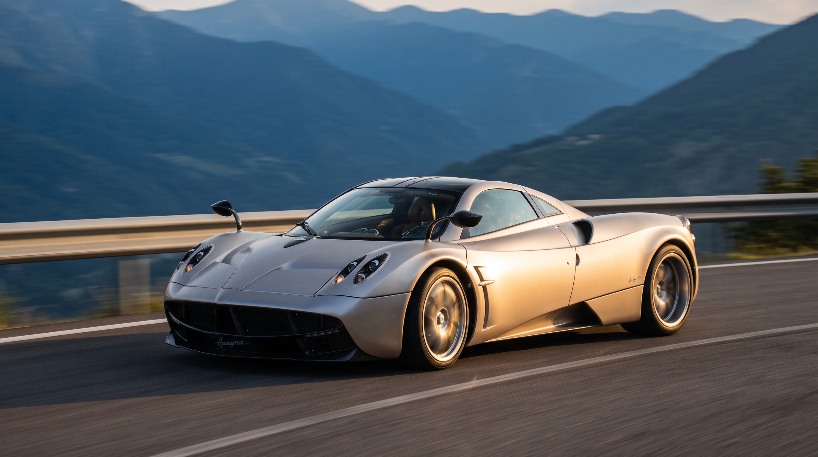 金色光线中,一辆香槟银 Pagani Huayra 掠过山间弯道