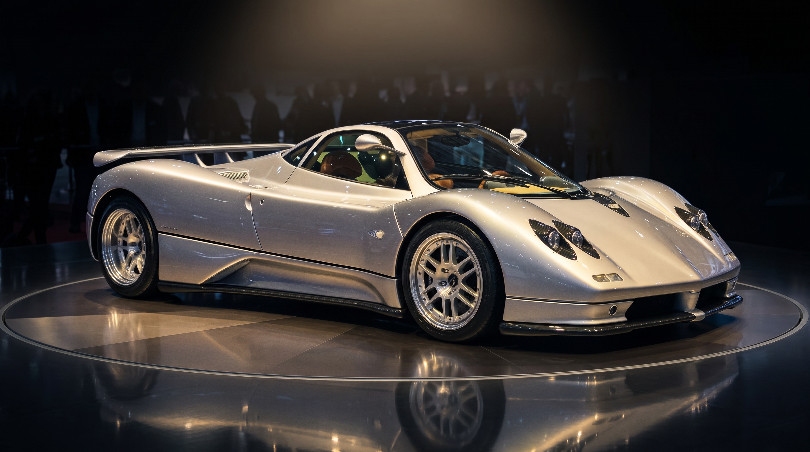 昏暗车展的转台上,银色 Pagani Zonda C12 沐浴在唯一一束聚光灯下