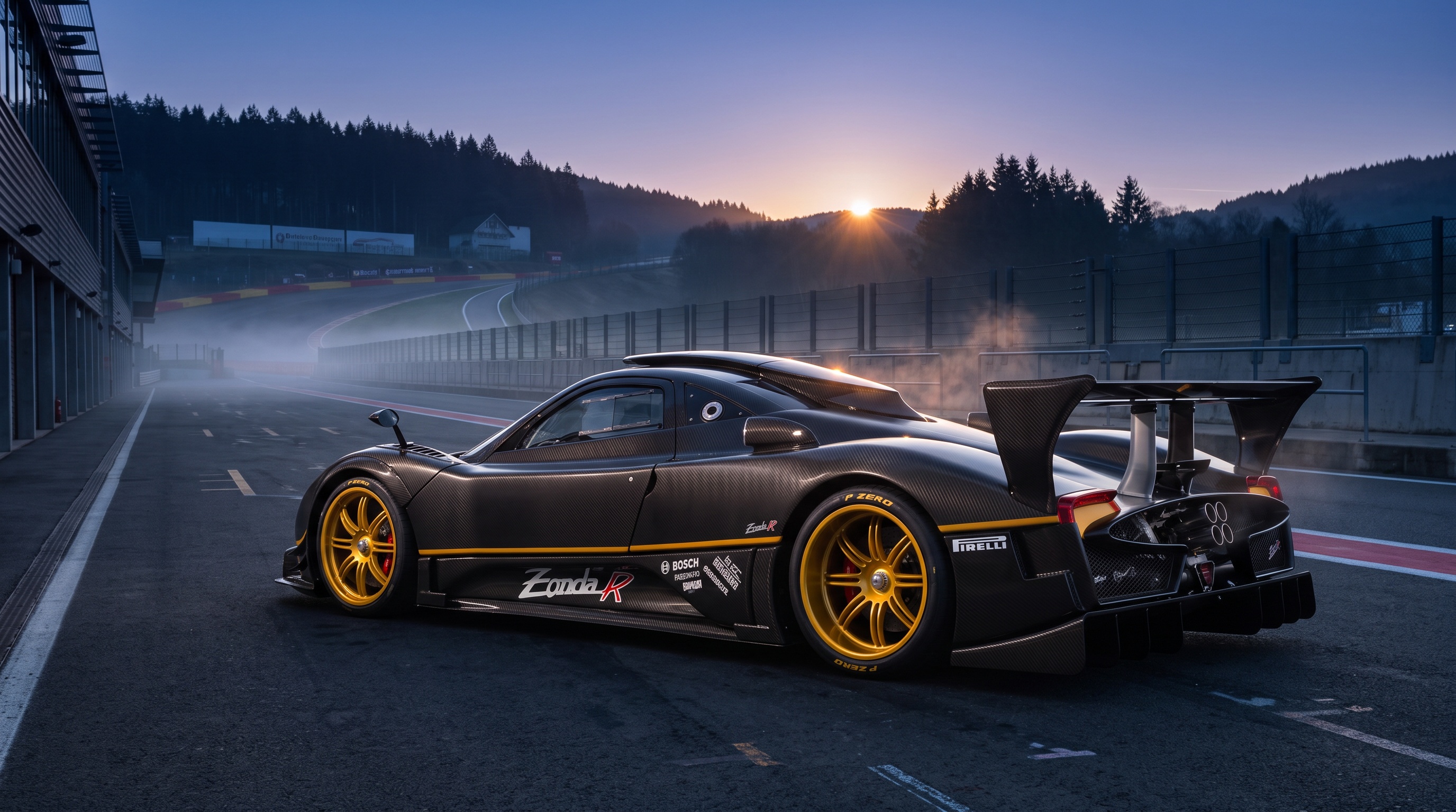 黎明时分,碳纤维车身、黄色车轮的 Pagani Zonda R 停在空旷维修区通道内