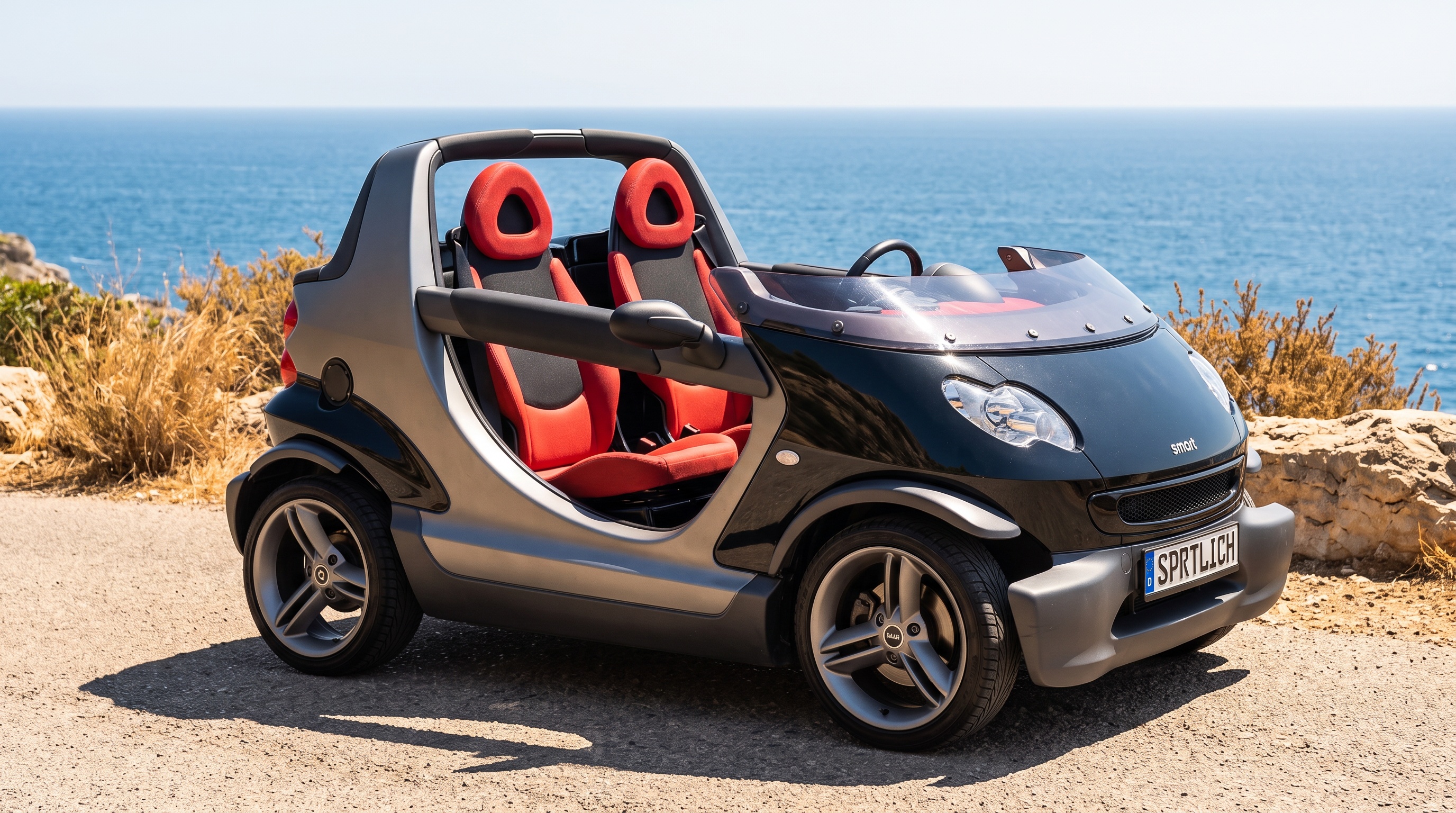 Un smart crossblade negro con barras plateadas y asientos rojos en una carretera costera
