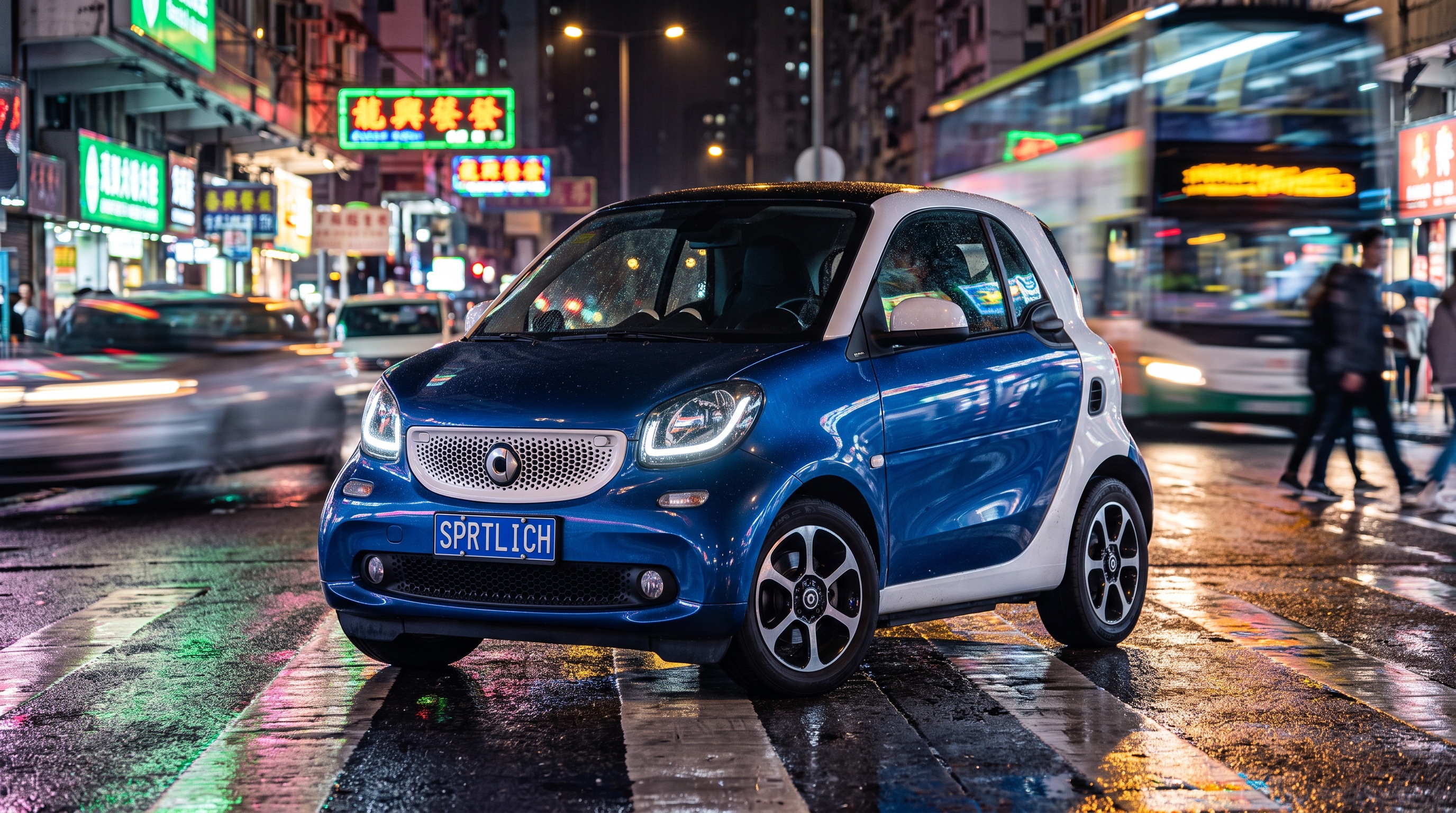 Un smart fortwo azul de tercera generación con célula Tridion blanca en una calle mojada iluminada con neón de noche