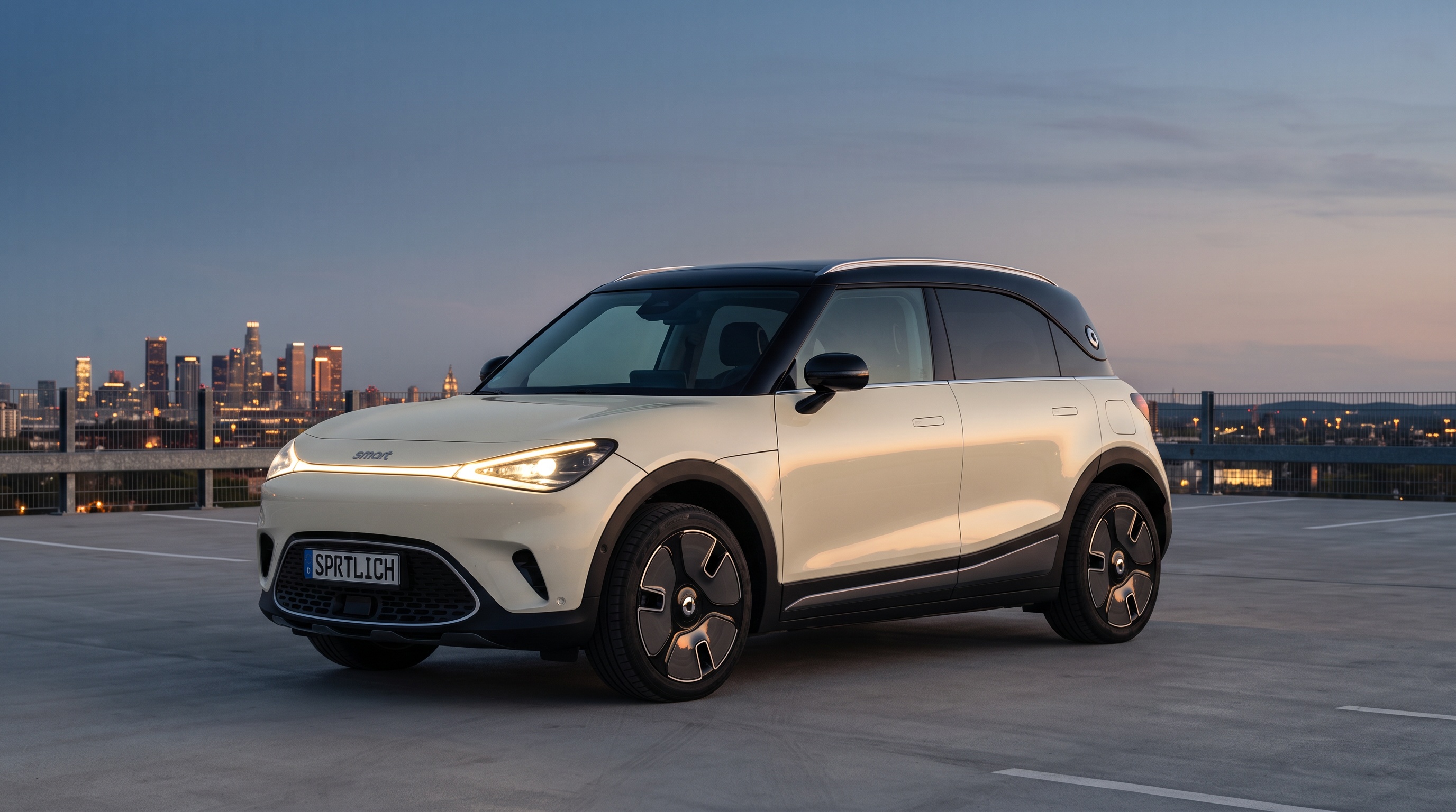 Un smart #1 eléctrico blanco en una azotea al anochecer con skyline urbano detrás