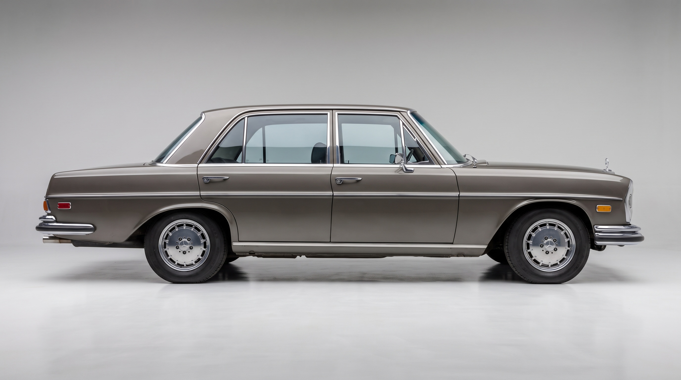 Mercedes-Benz Luxury LWB (W109)