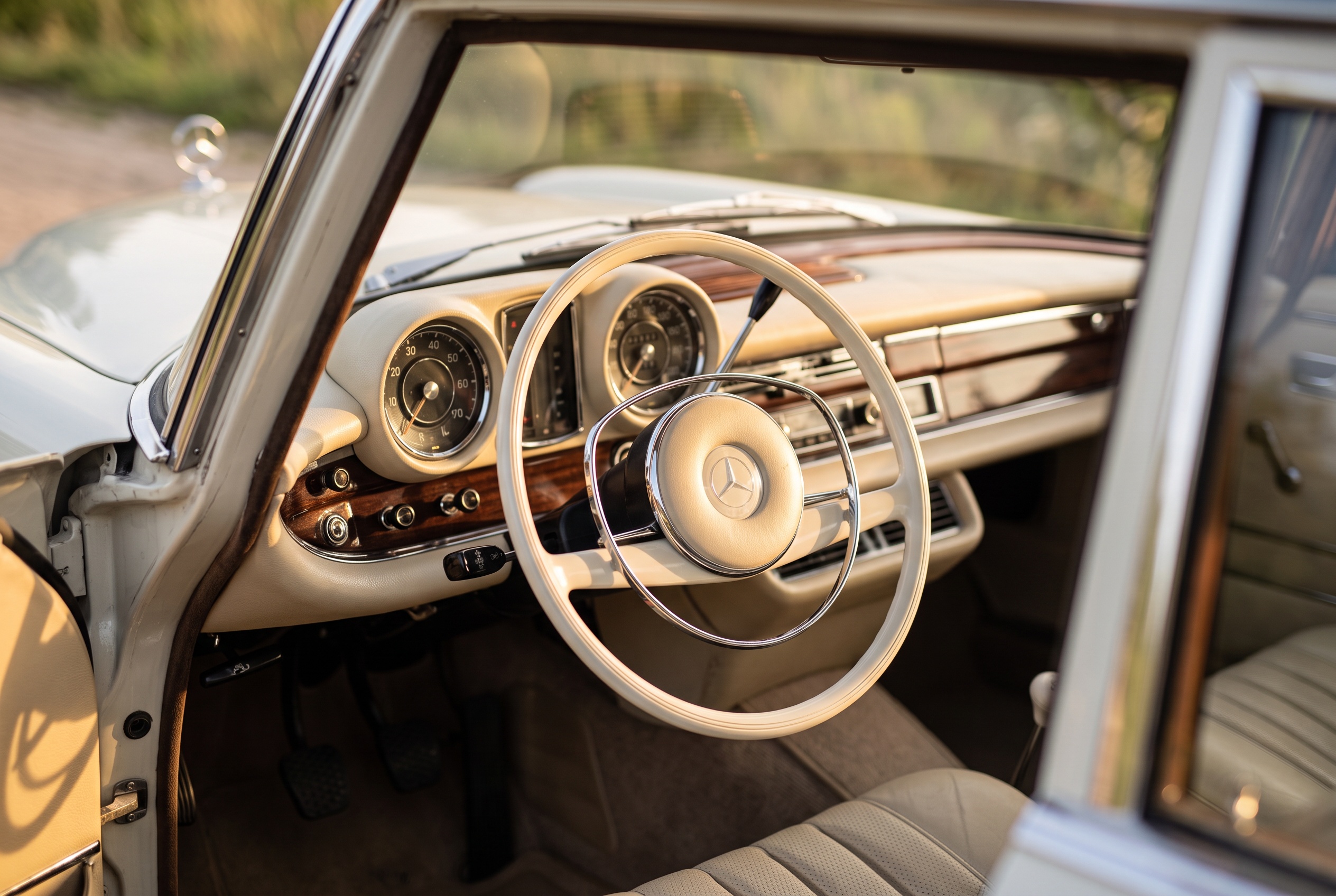 W112 interior